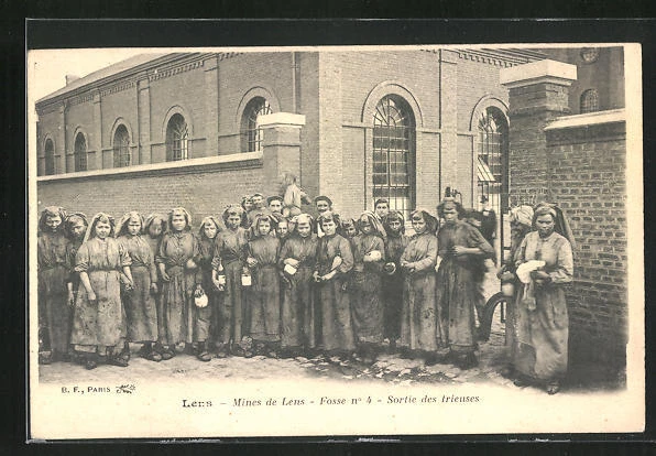 CPA Lens, Mines de Lens - Fosse Nr. 4 - Sortie des trieuss