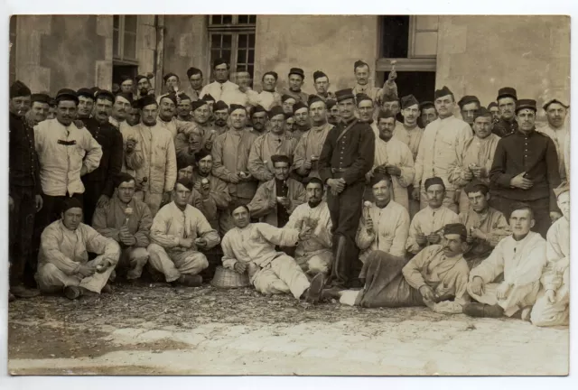 Thème VIE MILITAIRE & Guerre - CARTE PHOTO Non située - Soldats beau plan