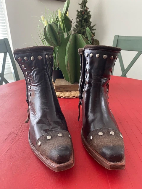 "Reba" cowboy boots women size 10 - slightly used Boot is dark brown, snip toes "Reba" cowboy boots women size 10 - slightly used Boot is dark brown, snip toes