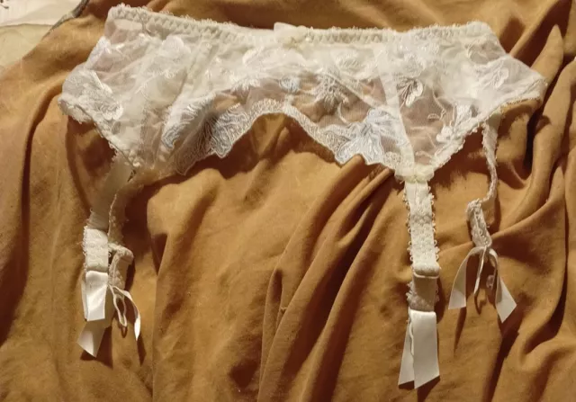 Fantasie Ivory Suspender Belt Garter. Size Small. 24" Waist. Hook and eye close.