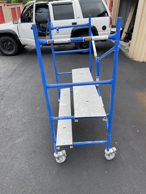 Werner Portable Rolling Scaffold 4' x 3.8' x 2' 500-Lbs Load Capacity