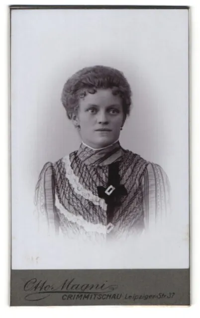 Fotografie Otto Magni, Crimmitschau, Portrait junge Dame mit zurückgebundenem H
