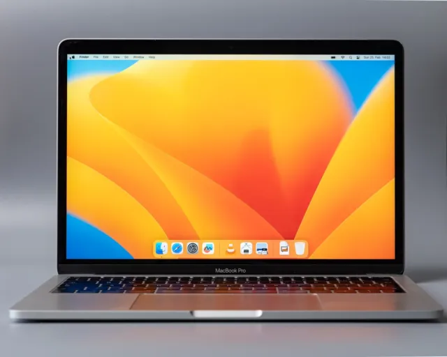 Apple MacBook Pro 13 / 256 GB, Intel Core i5 2,3 GHz / 8 GB / Teclado EE. UU.