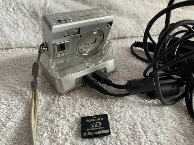 Fujifilm Finepix F440 Digital Camera with Docking Station 256mb xD CARD RARE