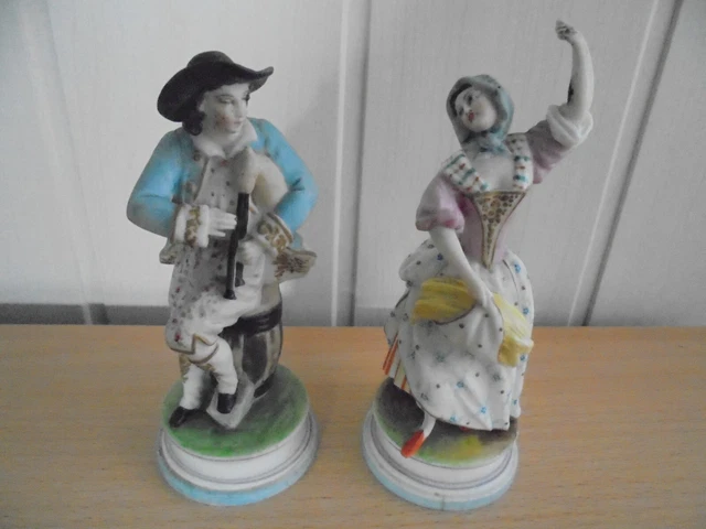 Couple en biscuit polychrome homme à la cornemuse femme qui danse parfait état