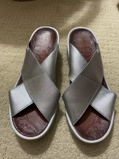 BZees “Desire” Womens Silver Wedge Slip on Cross Slides Sandals Size 7.5. EUC