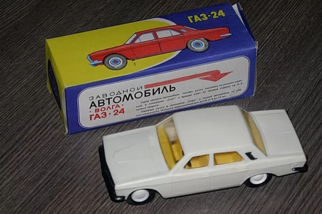 1:24 clockwork toy car gaz 24 volga ussr 1970th