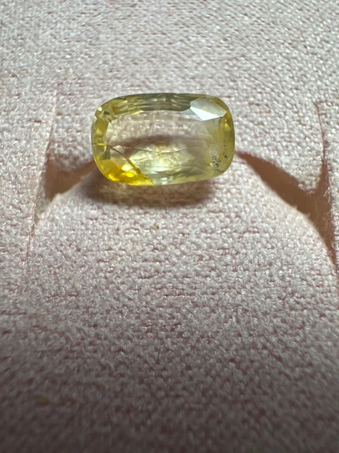Saphir jaune clair naturel du Sri-lanka de 1,60 carat avec certificat Saphir jaune clair naturel du Sri-lanka de 1,60 carat avec certificat