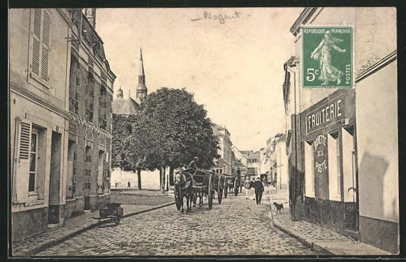 CPA Nogent-le-Roi, La Rue de l´Eglise, vue de la rue avec Geschäft et attelage