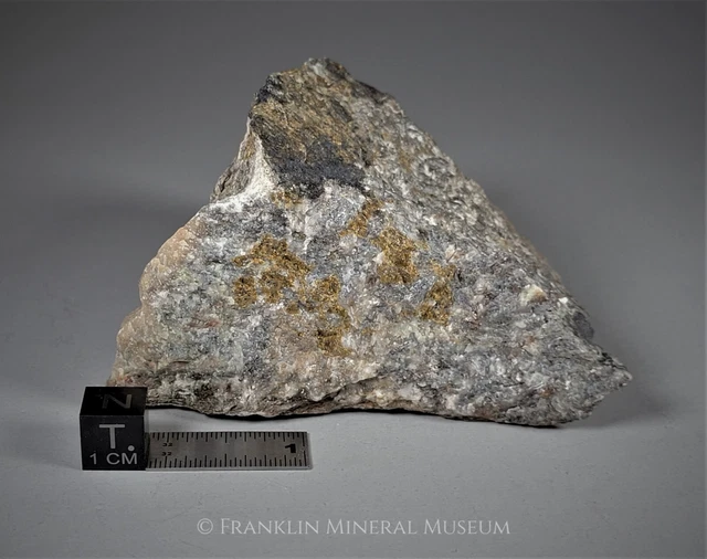 Glaucochroite, willemite, bustamite? - Franklin, NJ