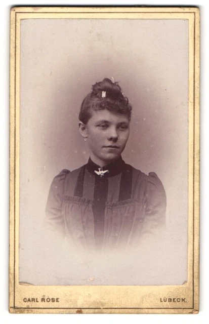Fotografie Carl Rose, Lübeck, König-Strasse 53, Junge Frau mit Duttfrisur und V