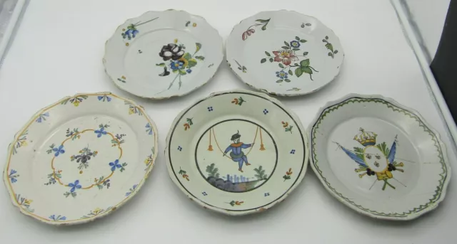 Nevers. 5 assiettes en faïence à décor de fleurs et révolutionnaire, XVIIIe