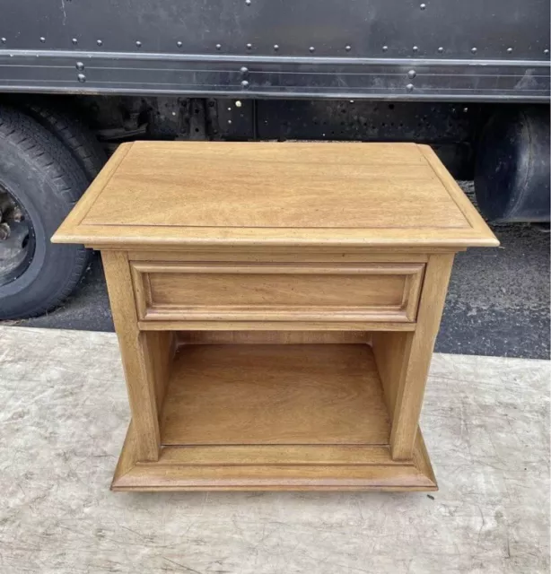 Thomasville single Nightstand/side Table Mid Century. Thomasville single Nightstand/side Table Mid Century.