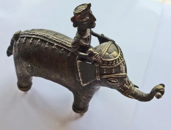 *Elefante de latón elefante en patrón de alambre con jinete cincelado antigua vitrina animal