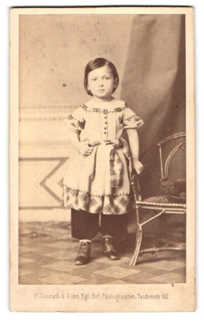 Fotografie F. Jamrath & Sohn, Berlin, Tauben-Straße 20, Mädchen im karierten Kl