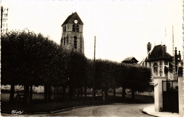 CPA AK SOISY-sur-ÉCOLE - Place de l'Église (384913)
