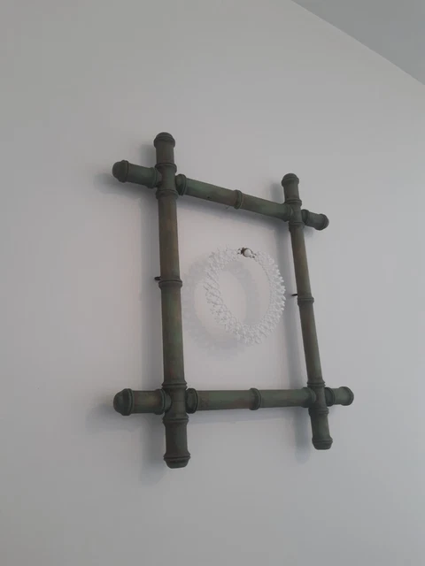 Cadre en bois imitation Bambou et collier perles de verre Art Déco.