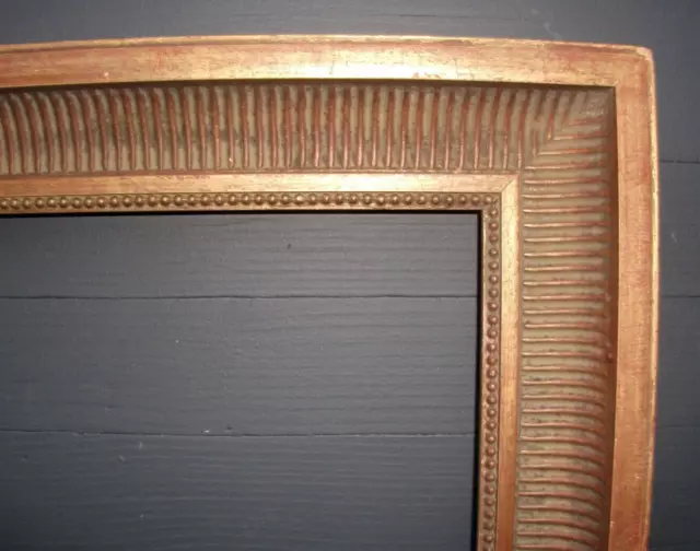 cadre à canaux en bois doré sculpté 47,5 X 36,5 cm  Feuill.40 X 29 cm