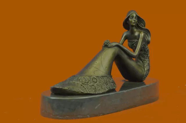 La Petite Sirène Est Un Bronze Statue Par Mavchi, Représentant Un Sirène Affaire