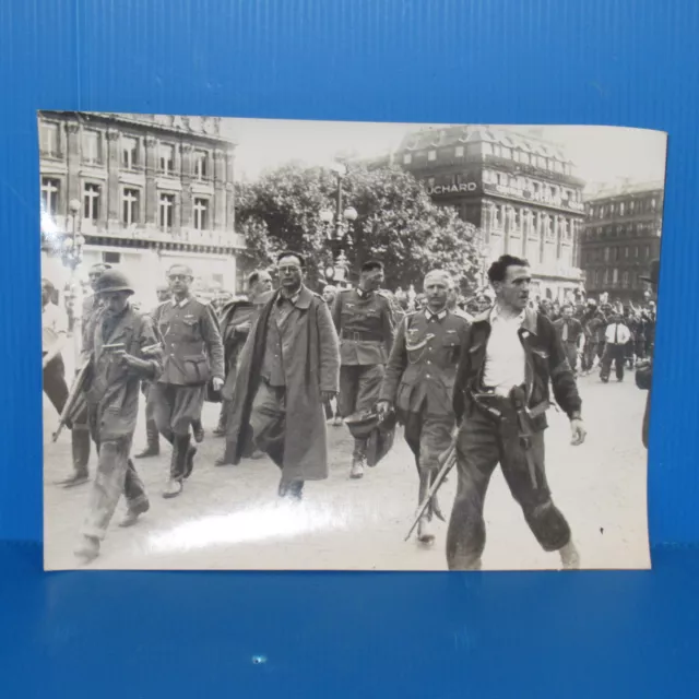 G2) Photo la Wermacht défile dans Paris /prisonniers/Libération de Paris