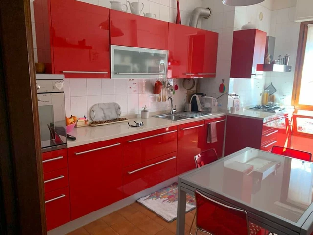 Cucina usata moderna con elettrodomestici SMEG funzionanti