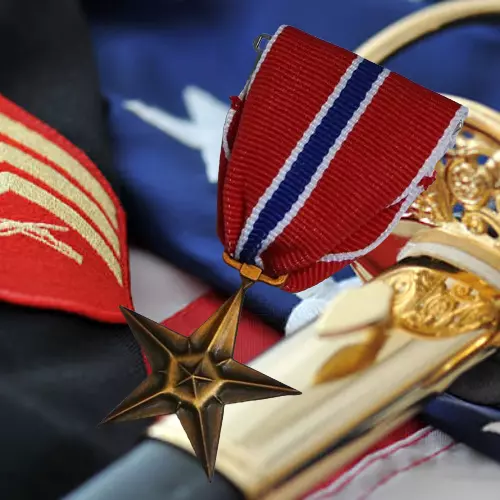 BRONZE STAR - Médaille militaire avec ruban de l'armée USA (Collection & Armées)