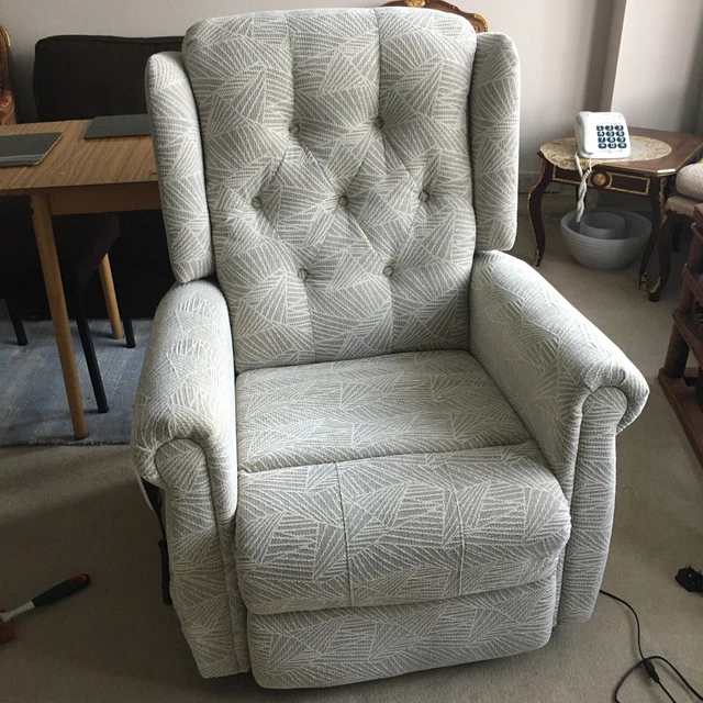 HENLEY WINGBACK MOBILITY Riser Recliner Chair RRP 749 449.99