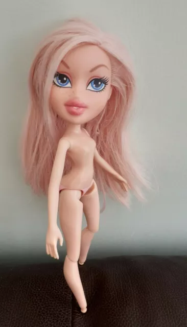 Bratz Doll Cloe Selfie Snaps Photo Booth 2015 No Clothes Or Feet Beautiful Doll!