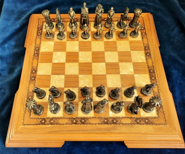 Jeu d'échec superbe avec figurines en métal Helena Wood Art