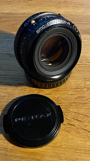Pentax SMC-A 50mm 1:1,7 mit Zubehörpaket (Objektivdeckel)