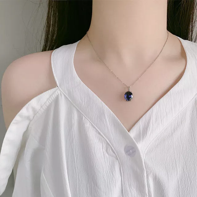 Ragazza con catena di collare blu in cristallo con collana a forma di cuore...