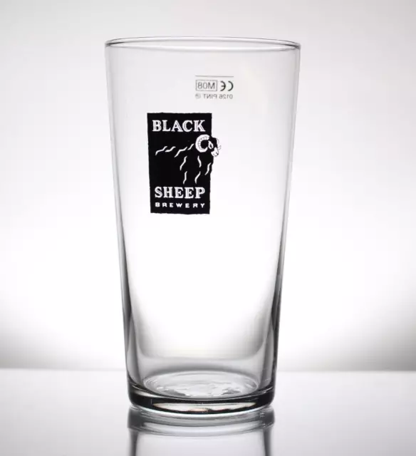 Schwarze Schafe Brauerei Pint Bierglas Mann Höhle Zuhause Bar Pub