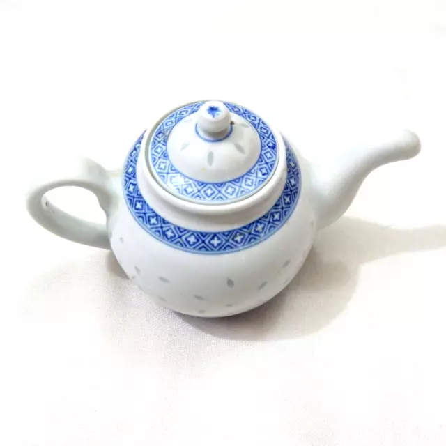 Vintage Chinese Teapot Rice Pattern 20 oz Small