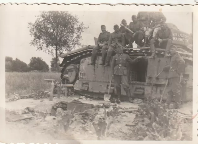 Foto 2 WK Soldaten auf Panzer Schutzklappen Villers Marmery Frankreich