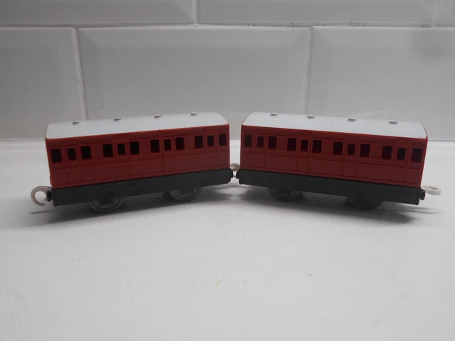 TOMY TRACKMASTER THOMAS the tank engine train set olivers coaches £8.99 ...