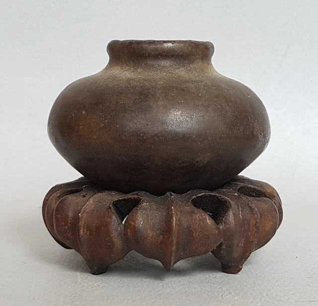 Beau Et Tres Ancien Petit Recipient Chinois En Ceramique A Engobe Sur Son Socle