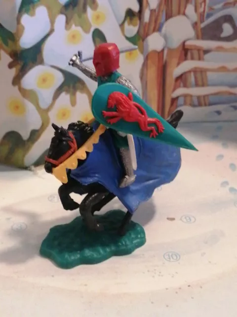 Jouet FIGURINE TIMPO MOYEN AGE CAVALIER  chevalier  piéton casque rouge