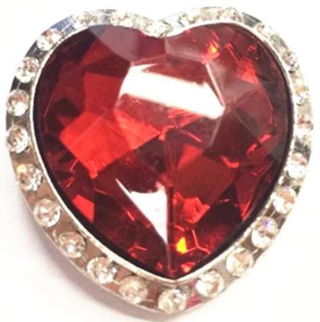 Concho en forma de corazón con diamantes de imitación rojos n transparentes. 1-3/8"" x 1-3/8""." 2 tornillos trasero.
