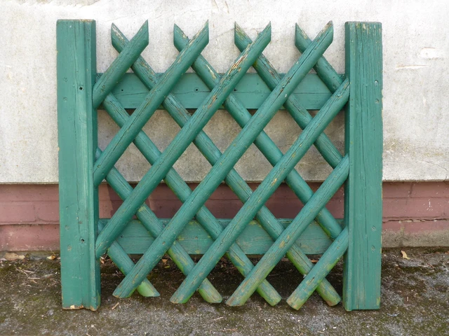 alte Gartentür Tür Holz Zaun Jägerzaun grün gestrichen shabby chic Deko defekt