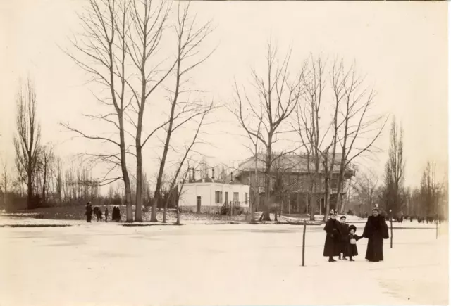 France, Family on a Winter Walk, circa 1900, Vintage Citrate Print Ventag