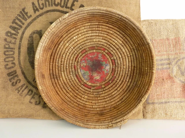 Ancien panier à pain de boulanger en osier tressé. Décoration boulangerie