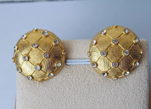 Magnifique paire de boucles d'oreilles clips, en métal doré et strass, vintage