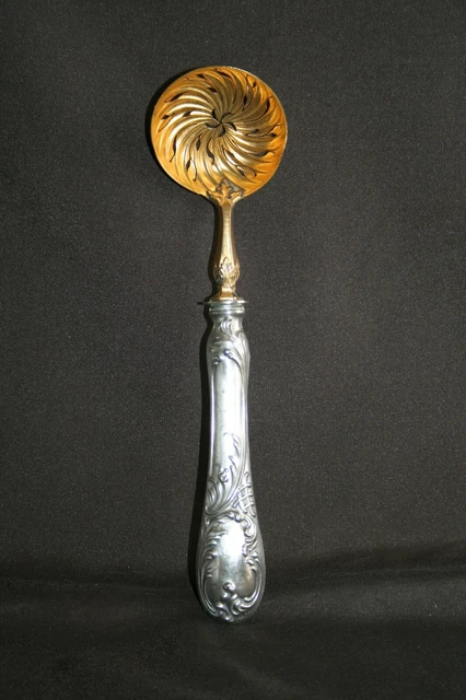Cuillère saupoudreuse ancienne avec manche en argent
