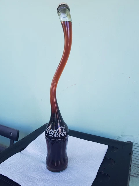 Bottiglia Coca-Cola con collo attorcigliato