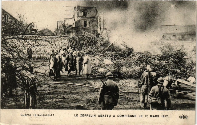 CPA AK Guerre 1914-15-16-17 Zeppelin Abattu a COMPIEGNE 17 Mars 1917 (259852)