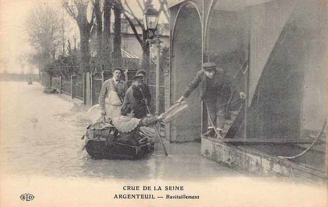 CPA Dept 95 Val d' Oise - Argenteuil Crue de la Seine Ravitaillement