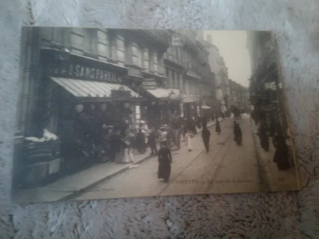 Carte Postale Ancienne RIOM (63) – La Rue Du Commerce, Début 1900