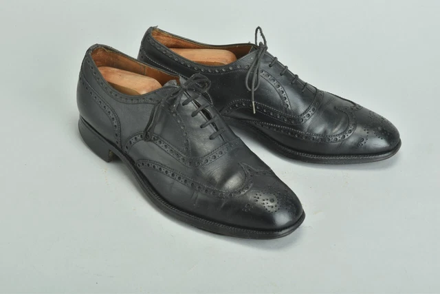Scarpe in pelle Church's. Semibrogues a punta d'ala anni '70 con alberi in legno. SRE