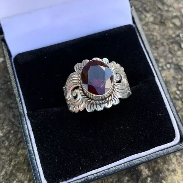 Gorgeous Engraved Vintage Oval Cut Garnet Sterling Silver Ring UK Size M