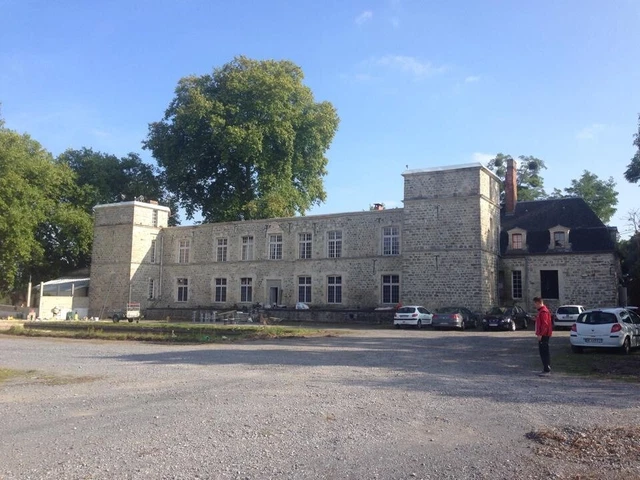 Propriété de rapport au calme, proche des axes routiers, château du 18ème. Propriété de rapport au calme, proche des axes routiers, château du 18ème.